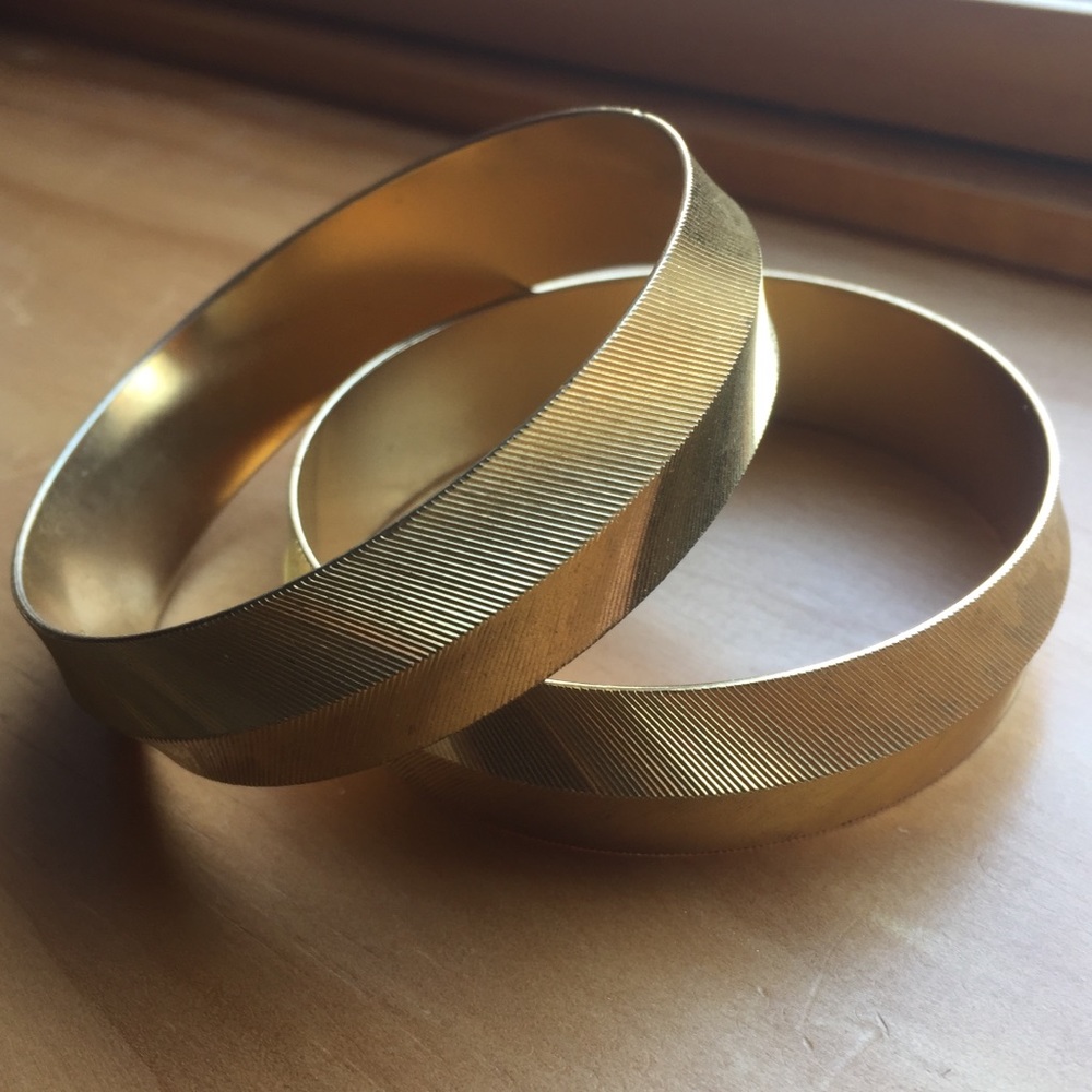Vintage 2pc set Monet signed gold tone bracelets - Picture 1 of 8